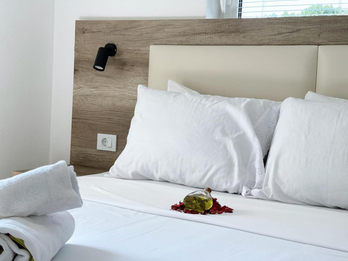 Guest House Koliqi - Hotel & Apartments อุลซิน ภายนอก รูปภาพ