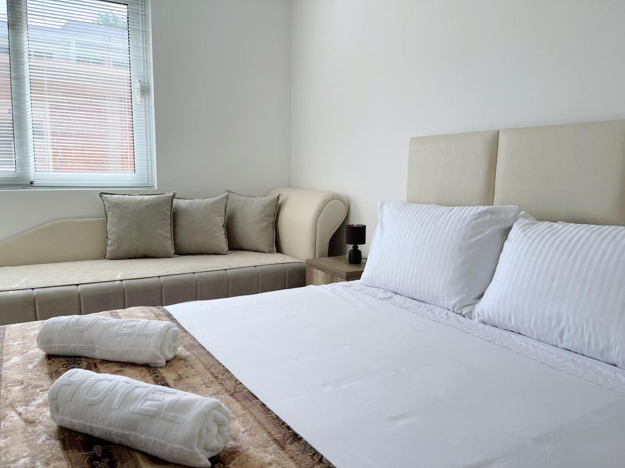 Guest House Koliqi - Hotel & Apartments อุลซิน ภายนอก รูปภาพ