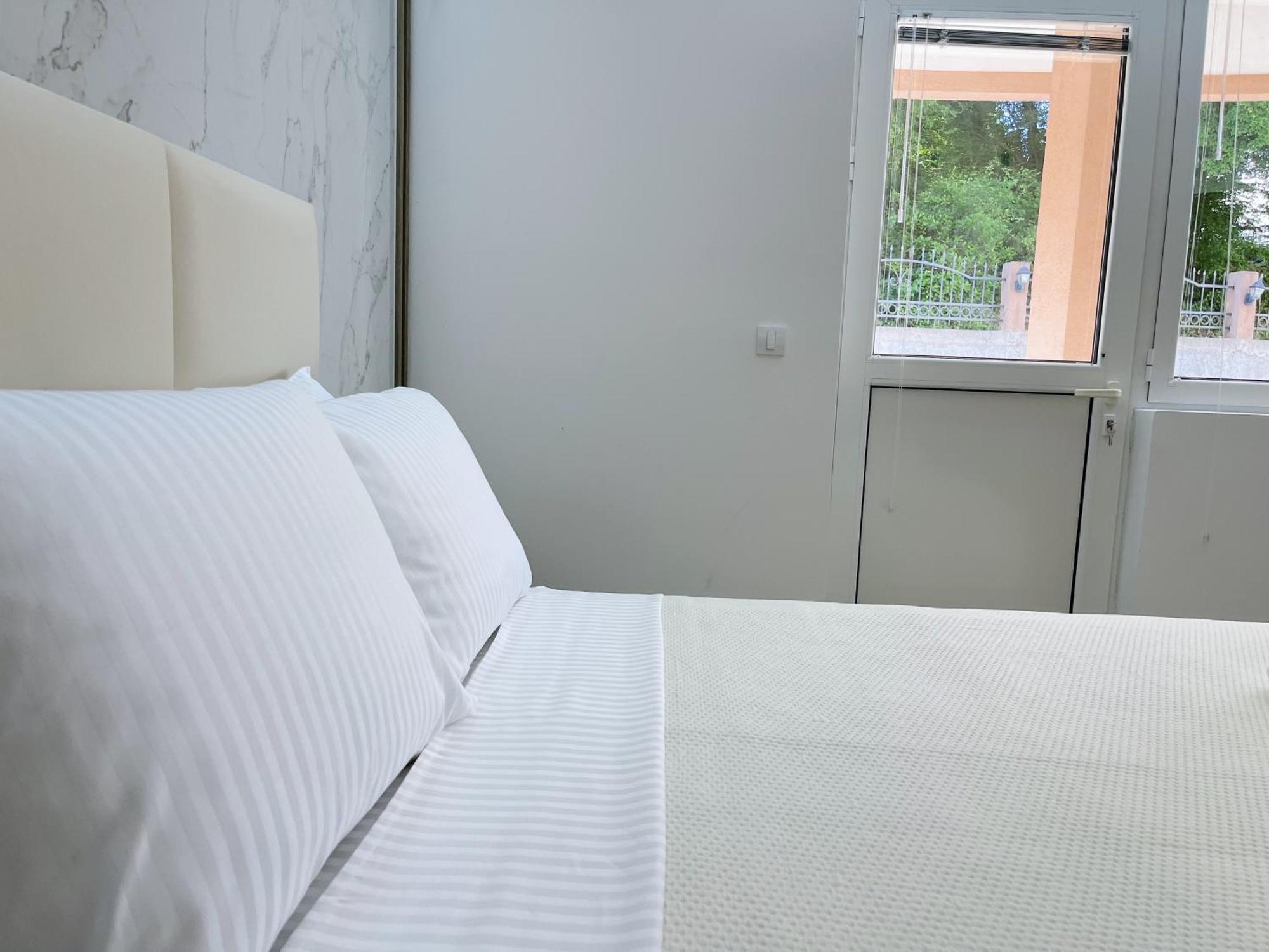 Guest House Koliqi - Hotel & Apartments อุลซิน ภายนอก รูปภาพ