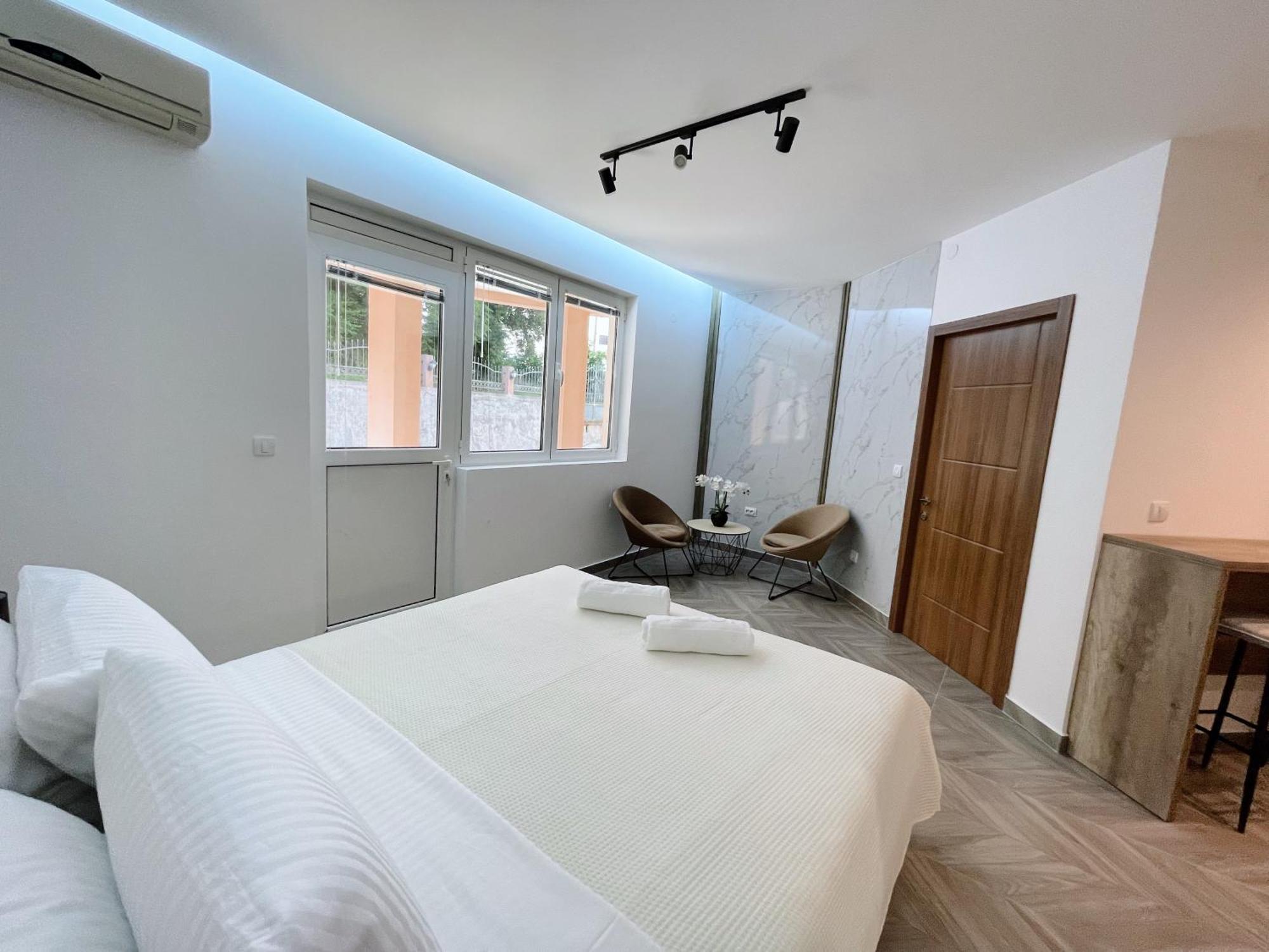 Guest House Koliqi - Hotel & Apartments อุลซิน ภายนอก รูปภาพ