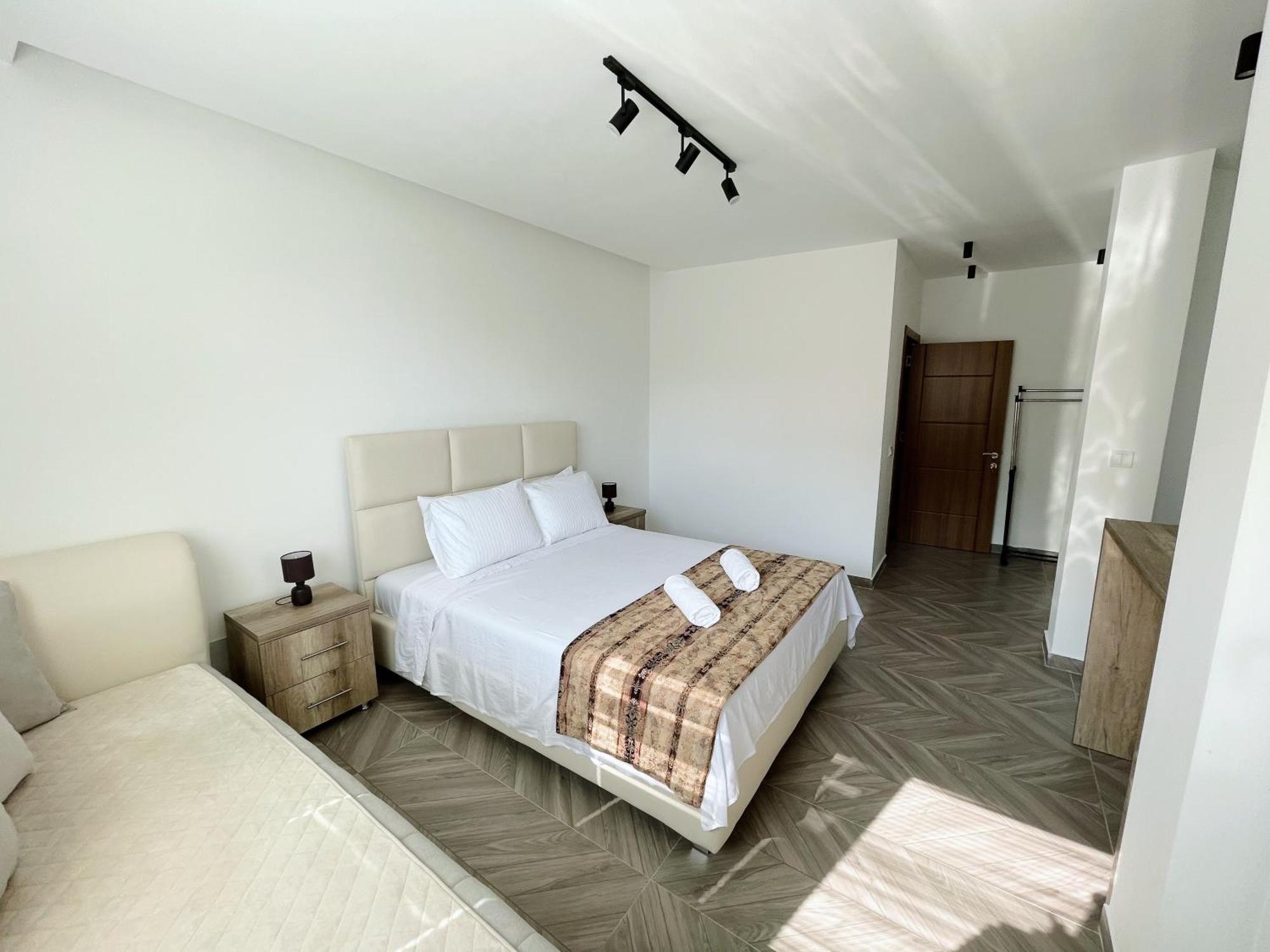 Guest House Koliqi - Hotel & Apartments อุลซิน ภายนอก รูปภาพ