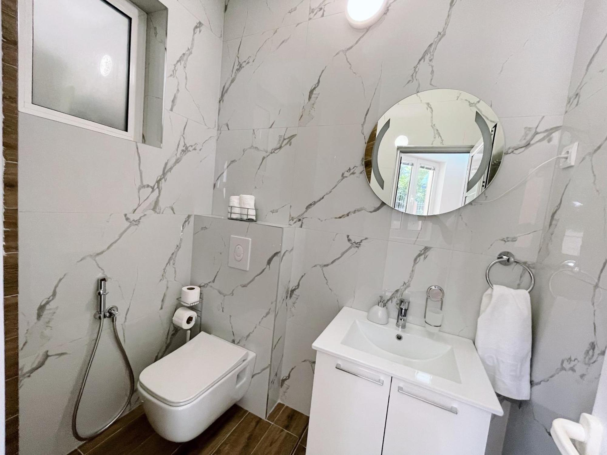 Guest House Koliqi - Hotel & Apartments อุลซิน ภายนอก รูปภาพ