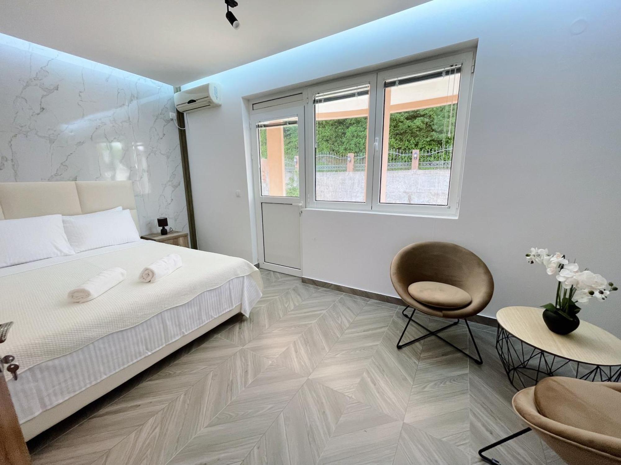 Guest House Koliqi - Hotel & Apartments อุลซิน ภายนอก รูปภาพ